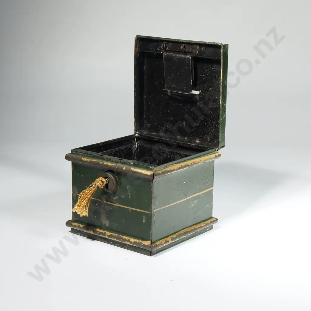 Metal Money Box w Key Image 1++