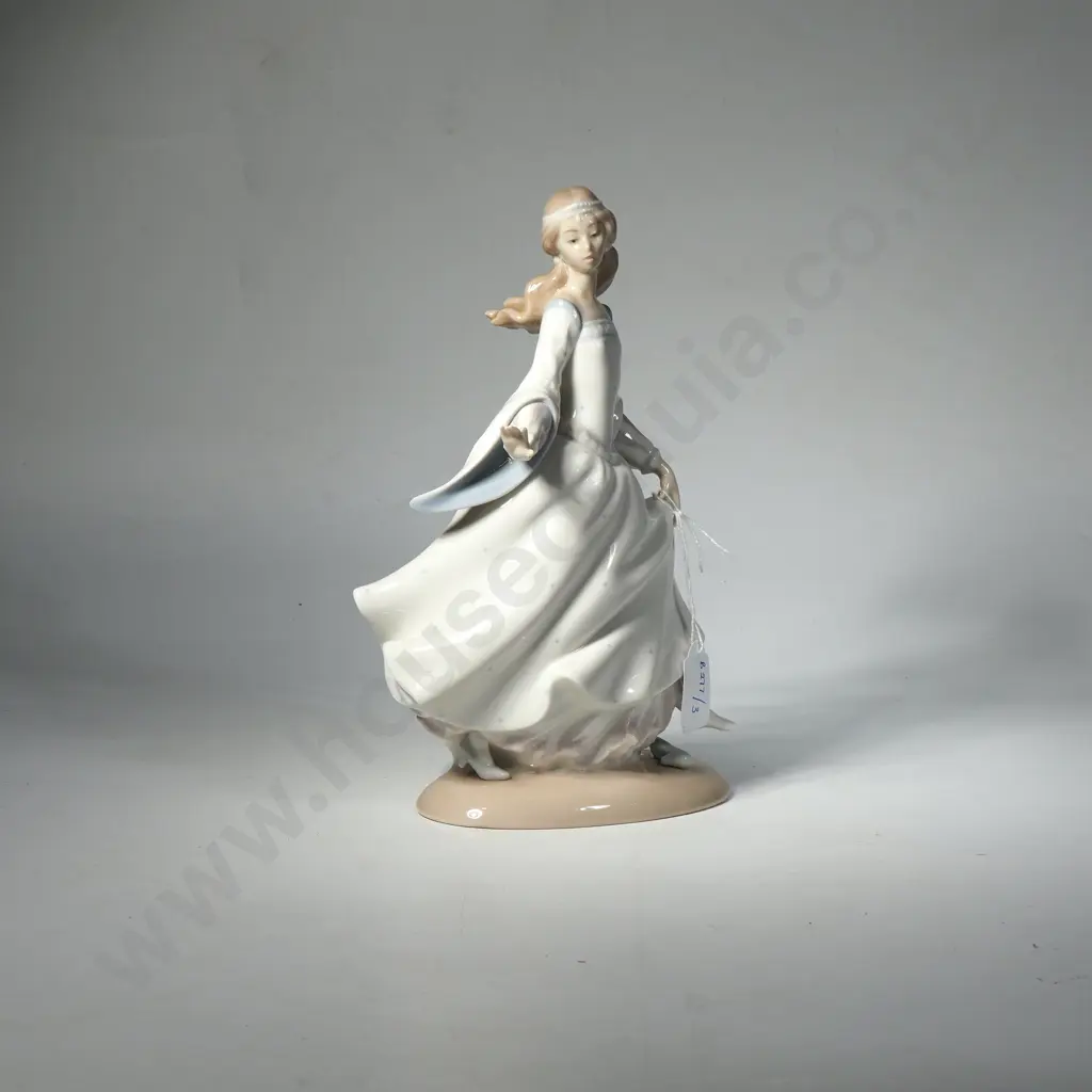 Lladro Porcelain Figurine of Cinderella, Model Number 4828, Sculpted by Alfredo Ruiz Image 1++
