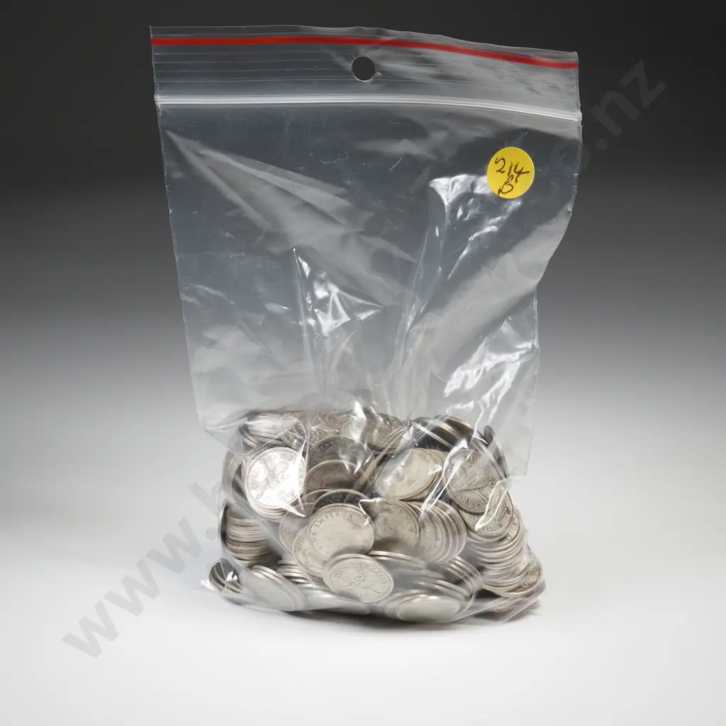 1000 GRAMS 1933 TO 1946 THREEPENCES, MOSTLY AVERAGE, CIRCULATED CONDITION, APPROXIMATELY 715 COINS Image 1++