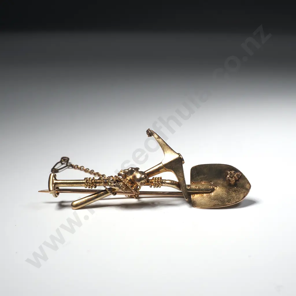 Exceptional 9ct Gold Rush Miner's Pickaxe & Shovel Brooch with 3 Nuggets in F J Townsend Dunedin Antique Jewellers Box Image 1++