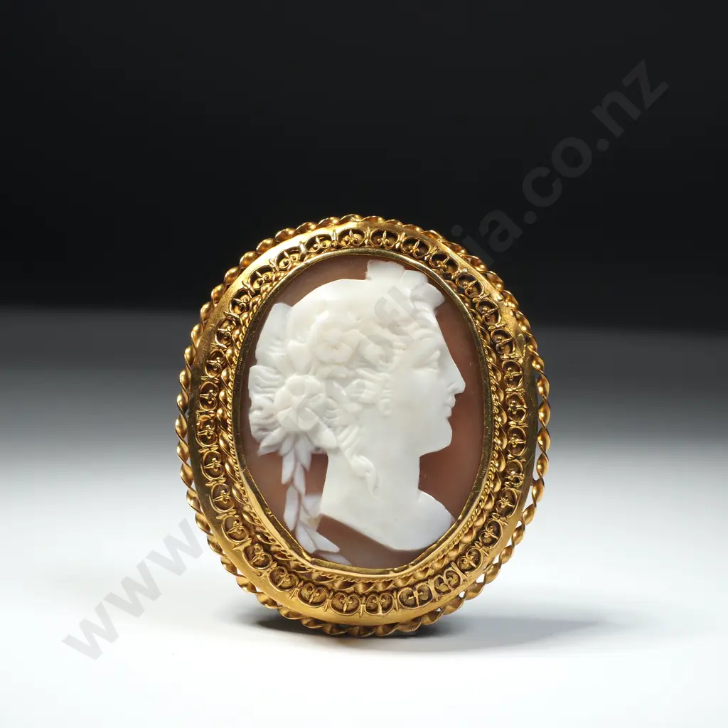 Impressive Antique 9ct Gold Cameo Brooch Image 1++
