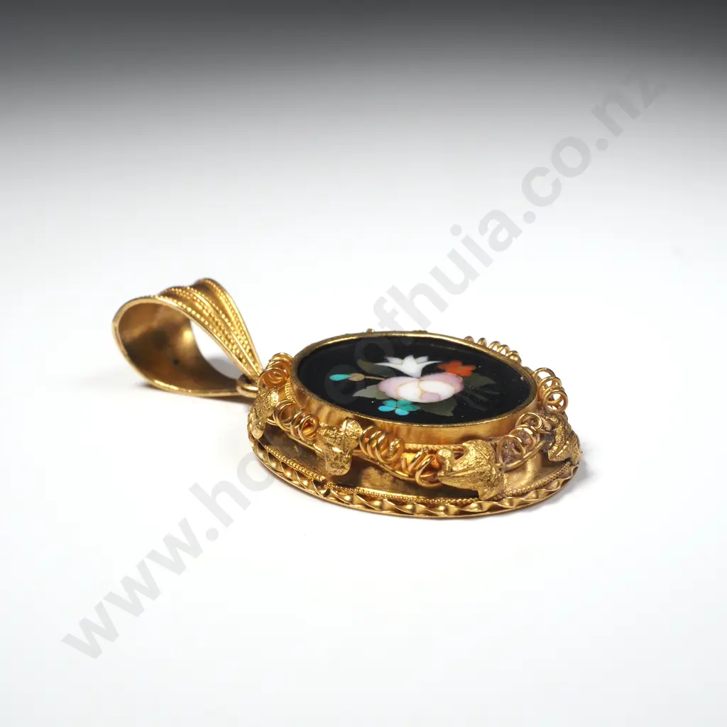 Fine 18ct Gold Pietra Dura Pendant w Grap Leaf Decoration Image 1++