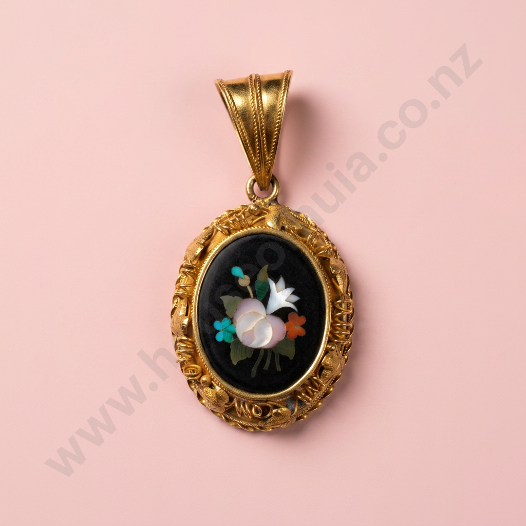 Fine 18ct Gold Pietra Dura Pendant w Grap Leaf Decoration Image 1++