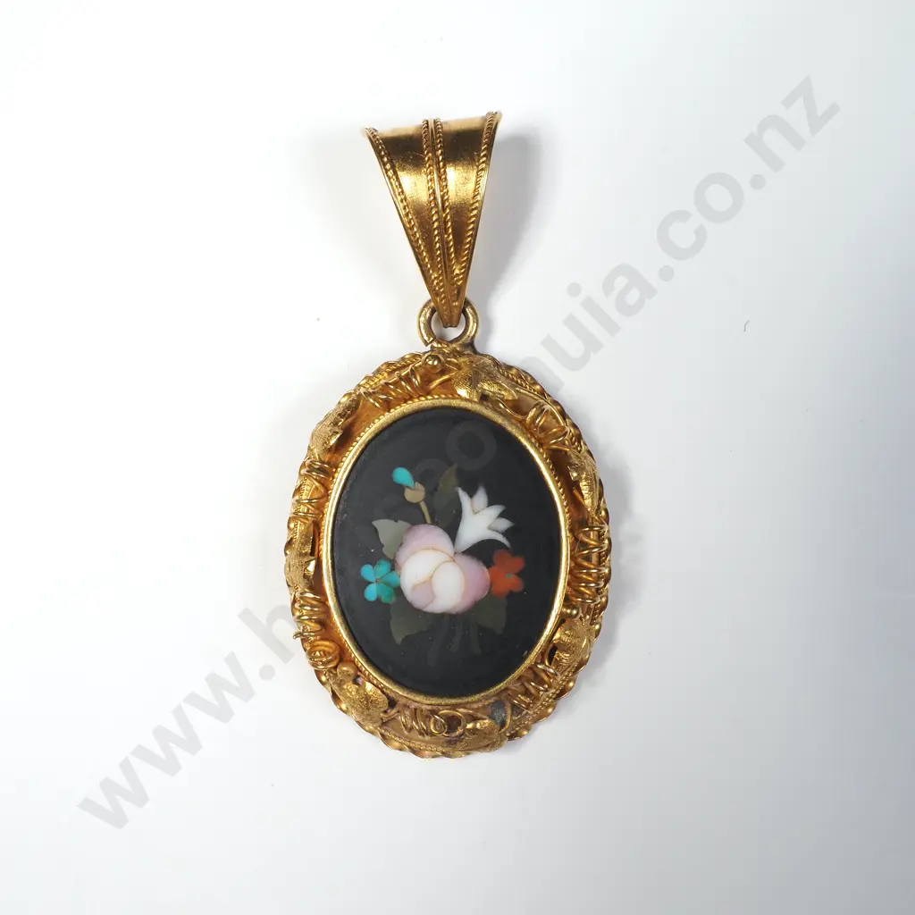 Fine 18ct Gold Pietra Dura Pendant w Grap Leaf Decoration Image 1++