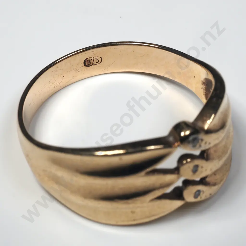 9ct Gold Ring w Three Tier Detail Image 1++