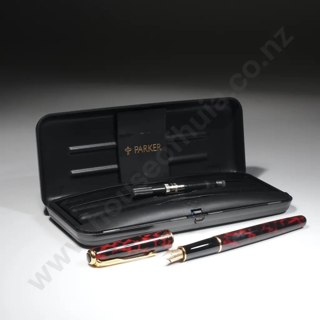 Parker Sonnet Fountain Pen in Red/Black Lacquer Finish w 18ct Gold Nib & Converter Image 1++
