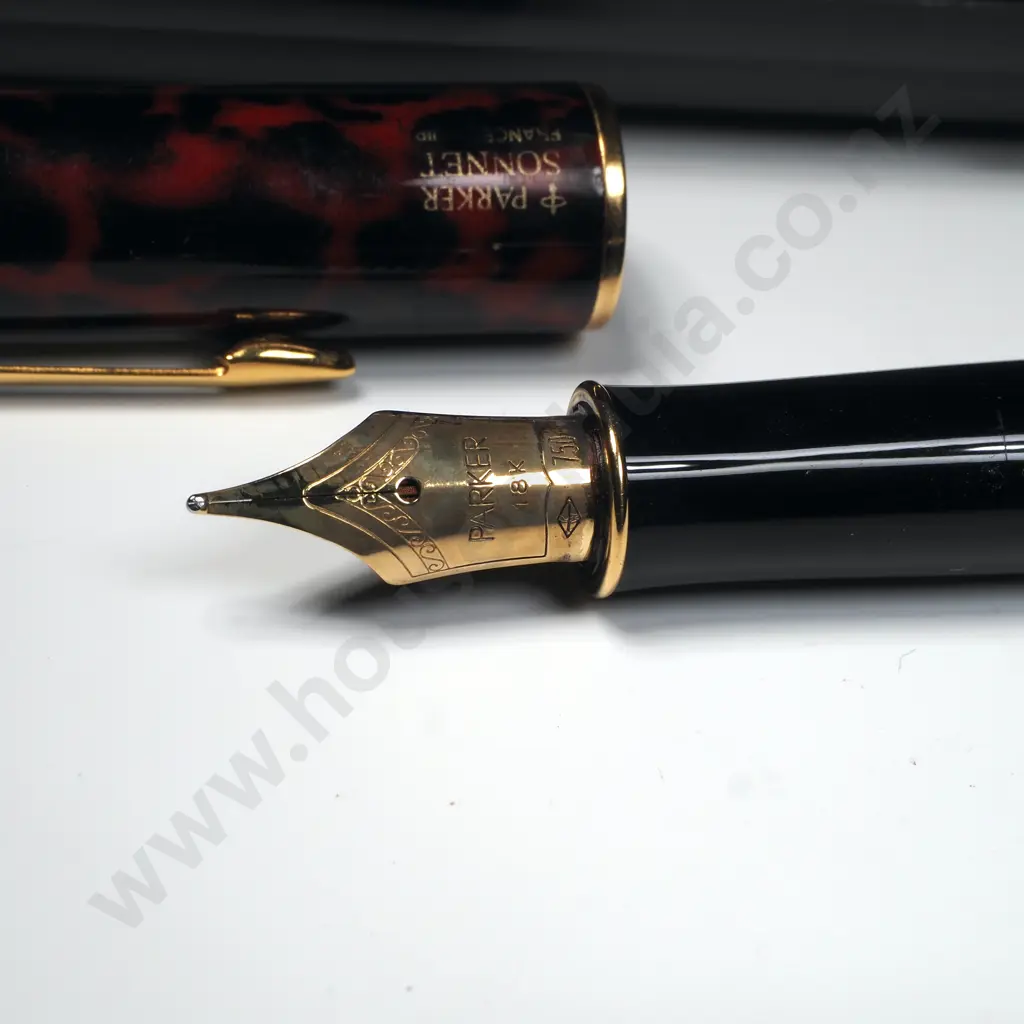 Parker Sonnet Fountain Pen in Red/Black Lacquer Finish w 18ct Gold Nib & Converter Image 1++
