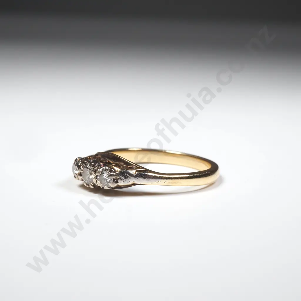 18ct Gold Three Diamond Ring Image 1++