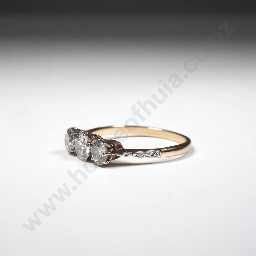 18ct Gold Three Diamond Ring Image 1++