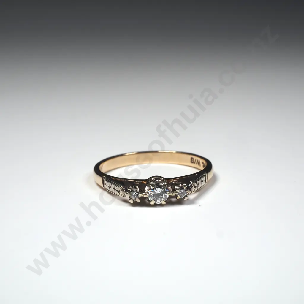 Vintage 9ct Gold Three Diamond Ring Image 1++