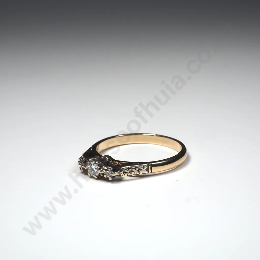 Vintage 9ct Gold Three Diamond Ring Image 1++
