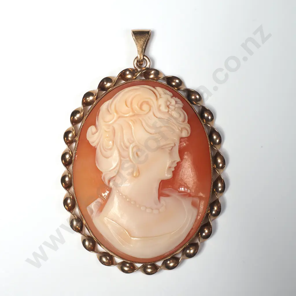9ct Gold Cameo Pendant Image 1++