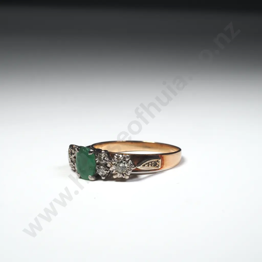 Vintage 9ct Gold Emerald & Diamond Ring Image 1++