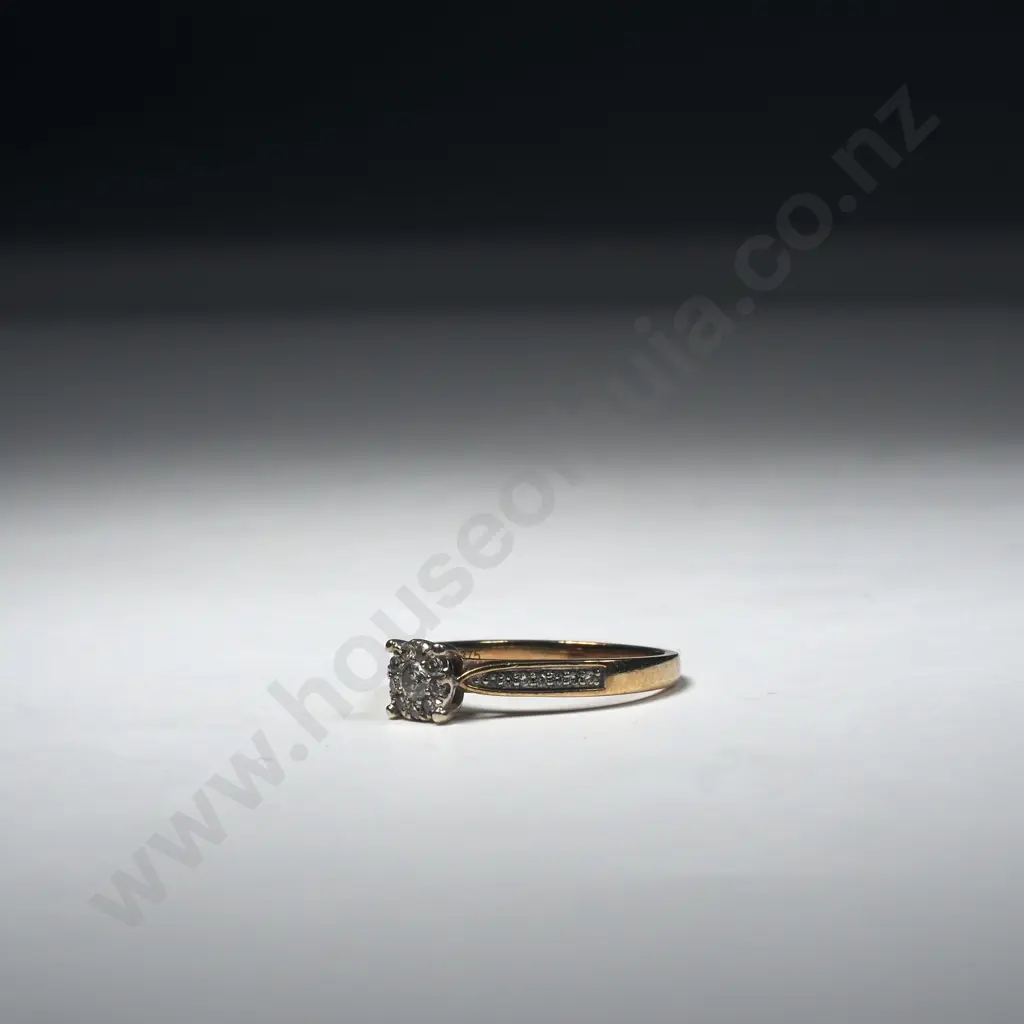 Vintage 9ct Gold Diamond Ring Image 1++