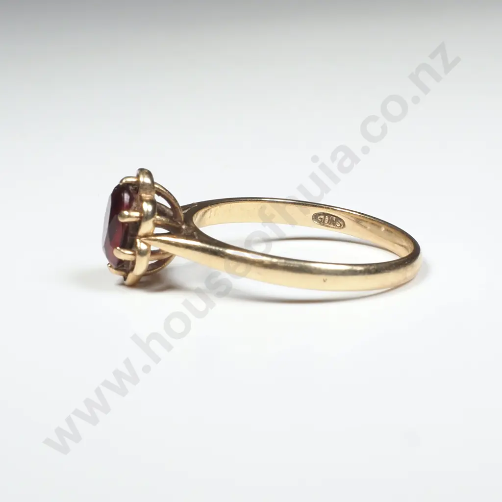 Vintage 9ct Gold Ring w Red Stone Image 1++