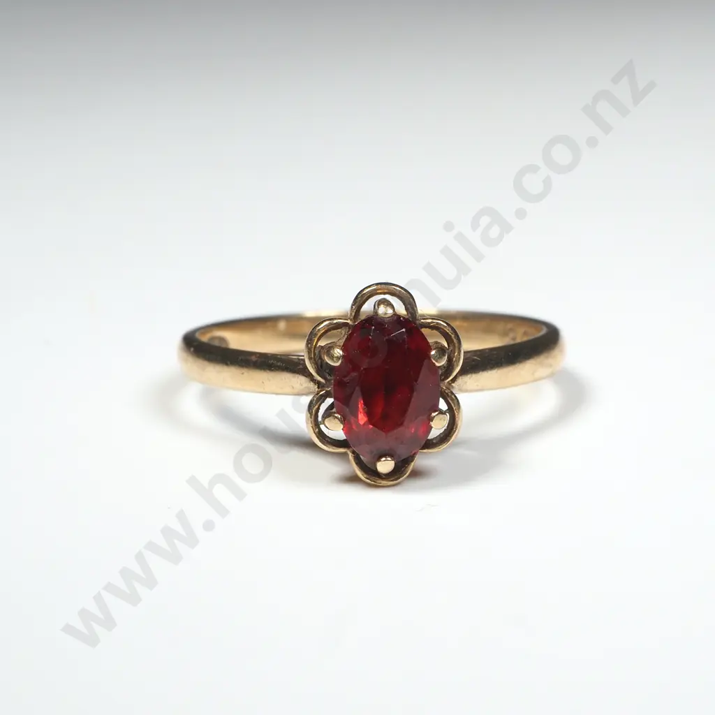 Vintage 9ct Gold Ring w Red Stone Image 1++
