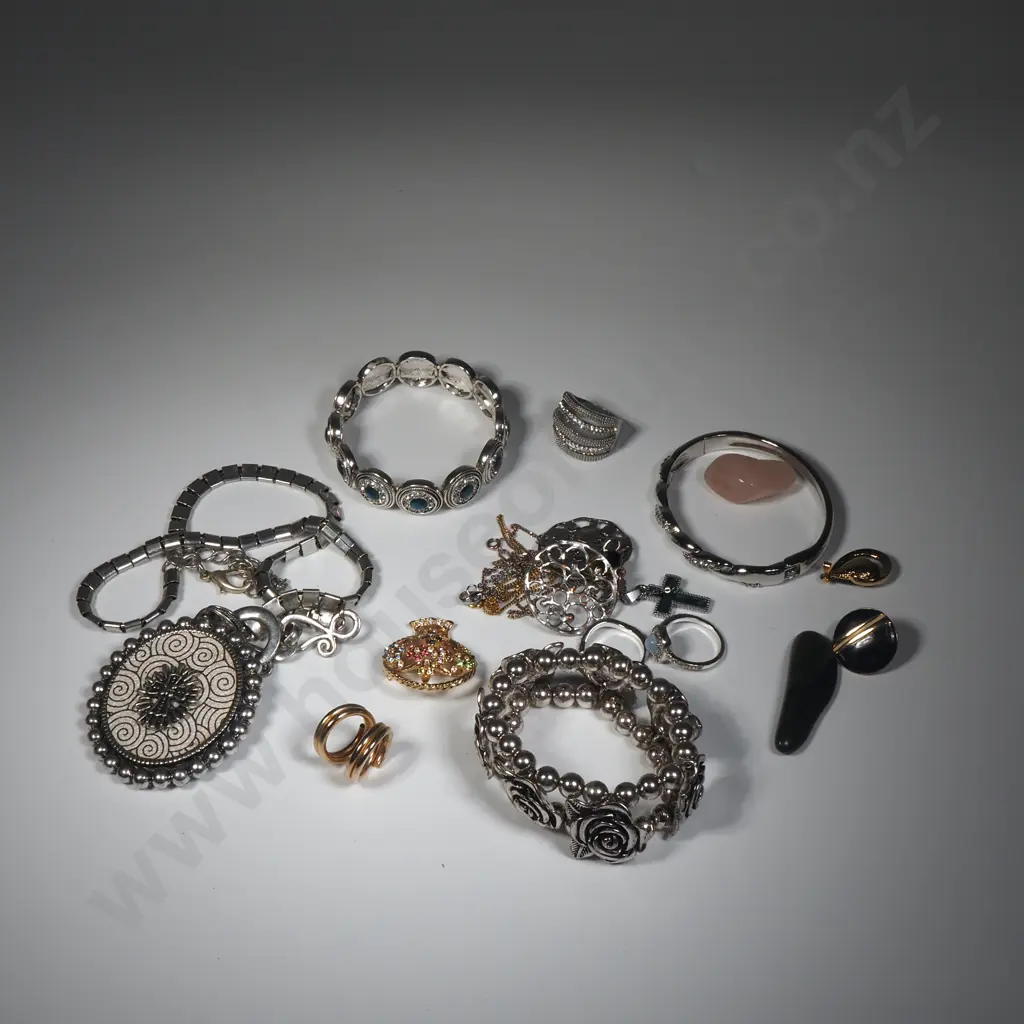Assorted Costume Jewellery - Mainly Bracelets Image 1++