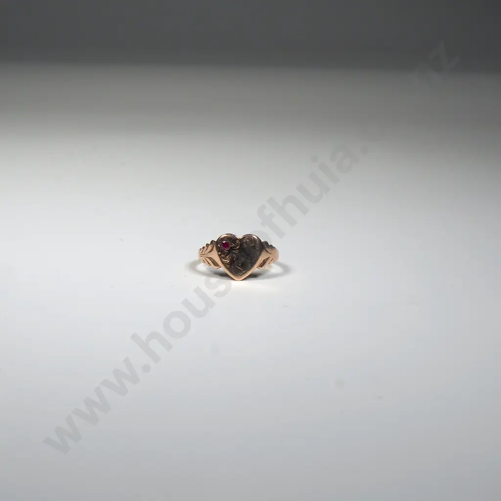 9ct gold Heart Shaped Signet Ring Image 1++