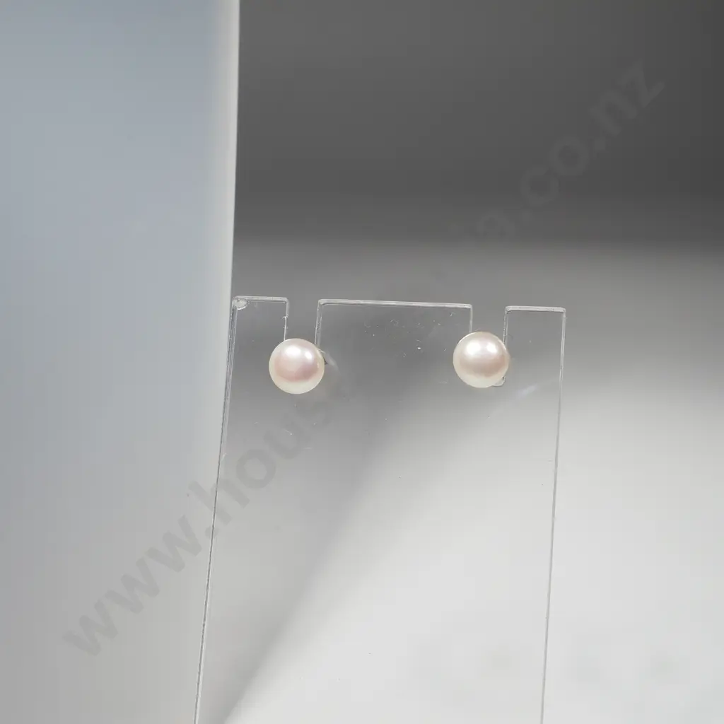 Pearl Pendant On A Sterling Silver Chain & A Pair of Pearl Earrings  Image 1++