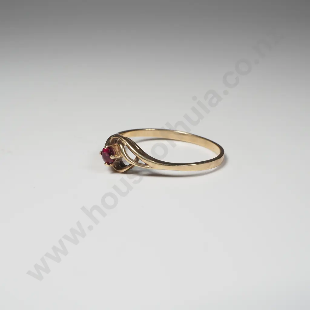 Vintage 9ct Gold Ring w Red Stone Image 1++