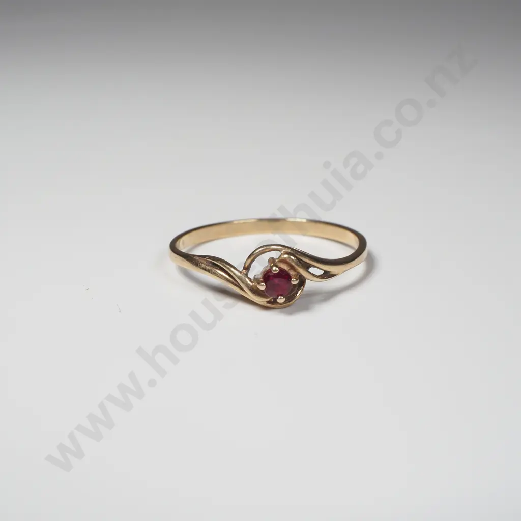 Vintage 9ct Gold Ring w Red Stone Image 1++