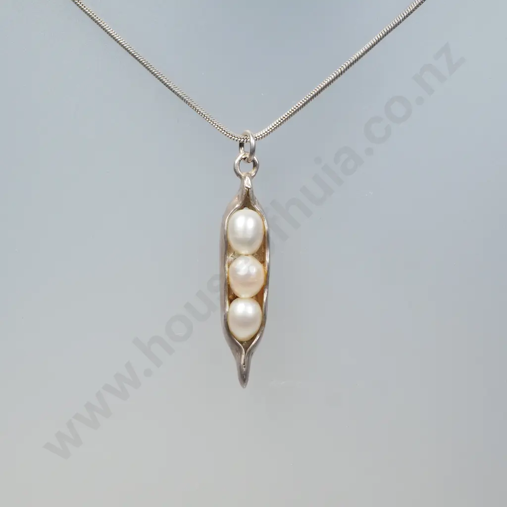 Sterling Silver & Pearl Pea Pod Pendant / Necklace Image 1++