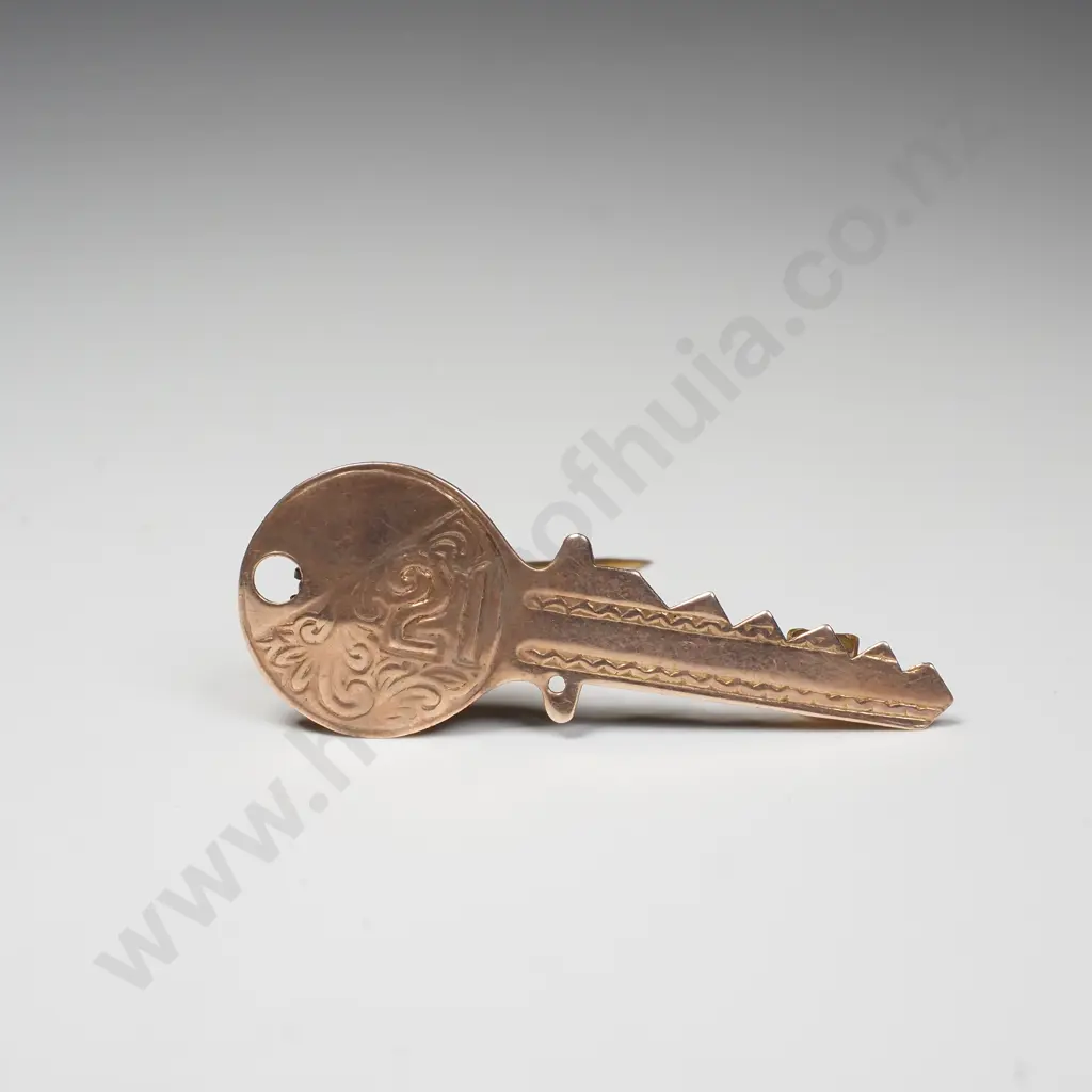9ct Gold 21 Birthday Key Brooch Image 1++