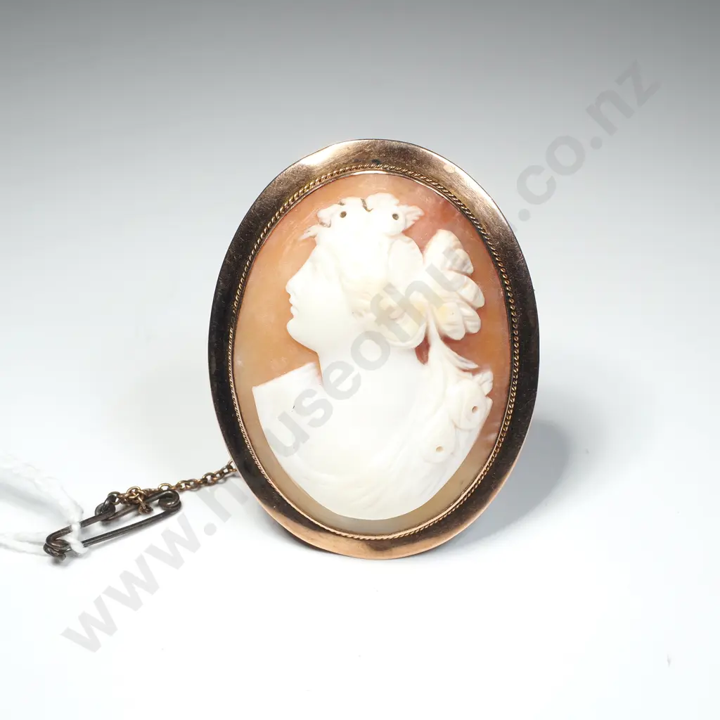 Oval 9ct Gold & Cameo Brooch w Finely Carved Bust of a Female w Safety Chain Image 1++