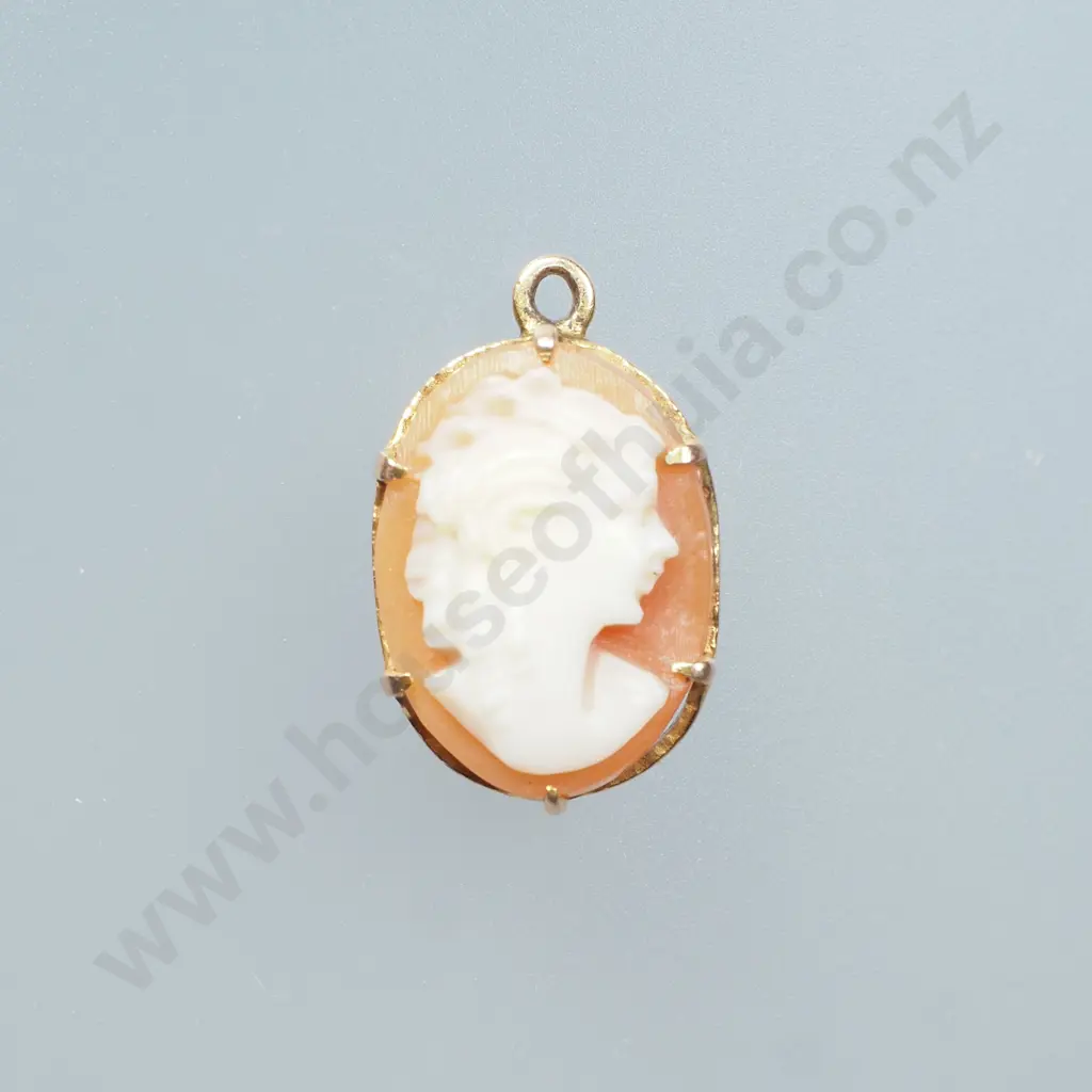 9ct Gold Cameo Pendant Image 1++