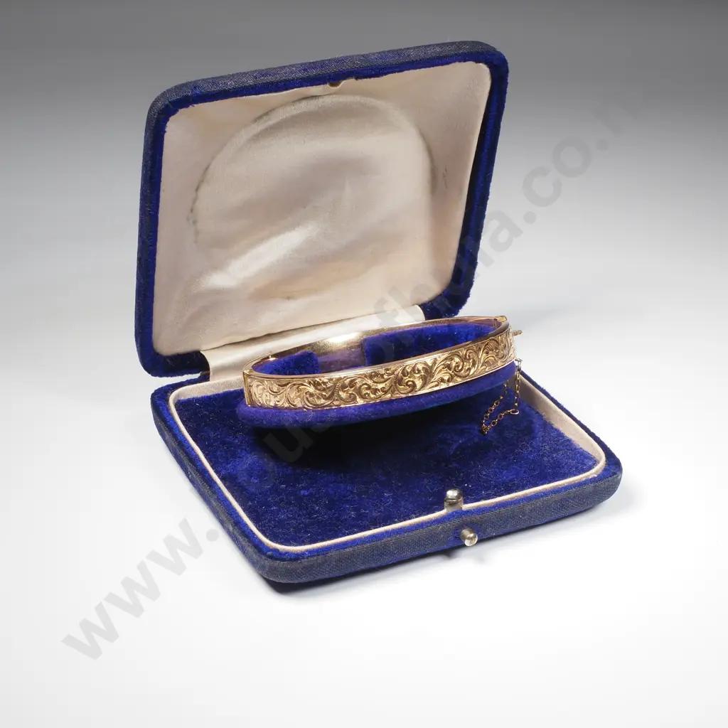 9ct Gold Snap Bangle w Engraved Scroll Decoration to Front & Safety Chain in Original Velvet Box Image 1++