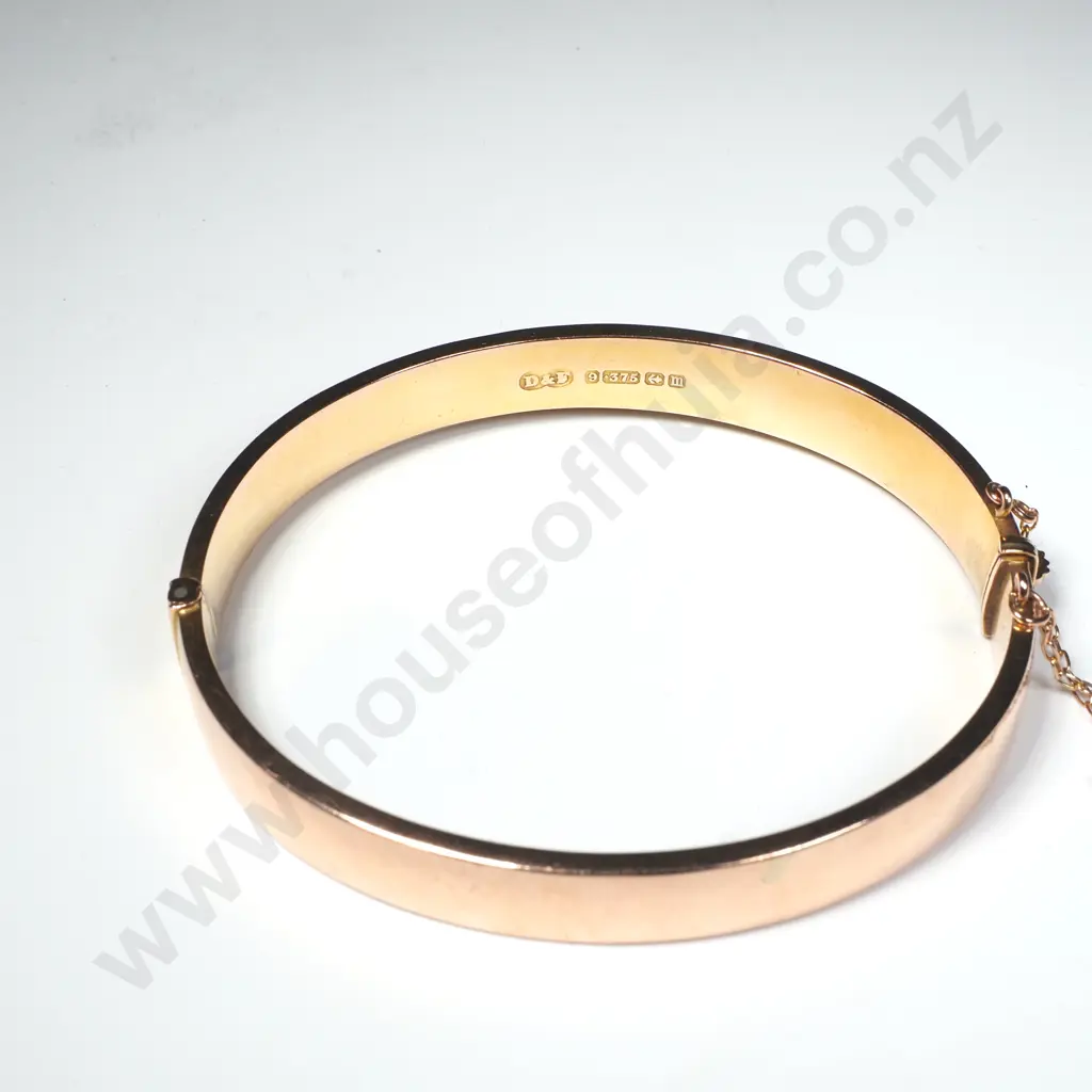 9ct Gold Snap Bangle w Engraved Scroll Decoration to Front & Safety Chain in Original Velvet Box Image 1++