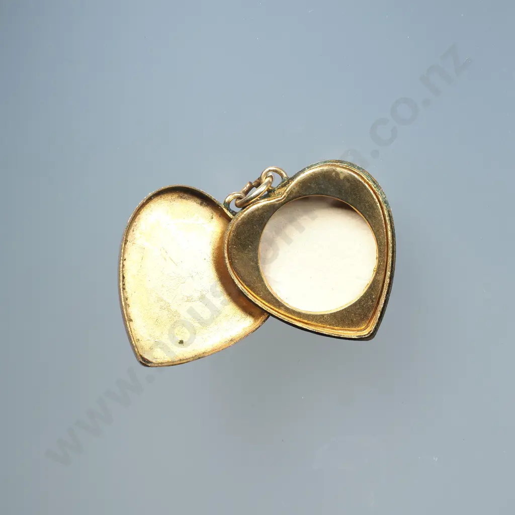 9ct Gold Lined Heart Shaped Cameo Pendant Image 1++