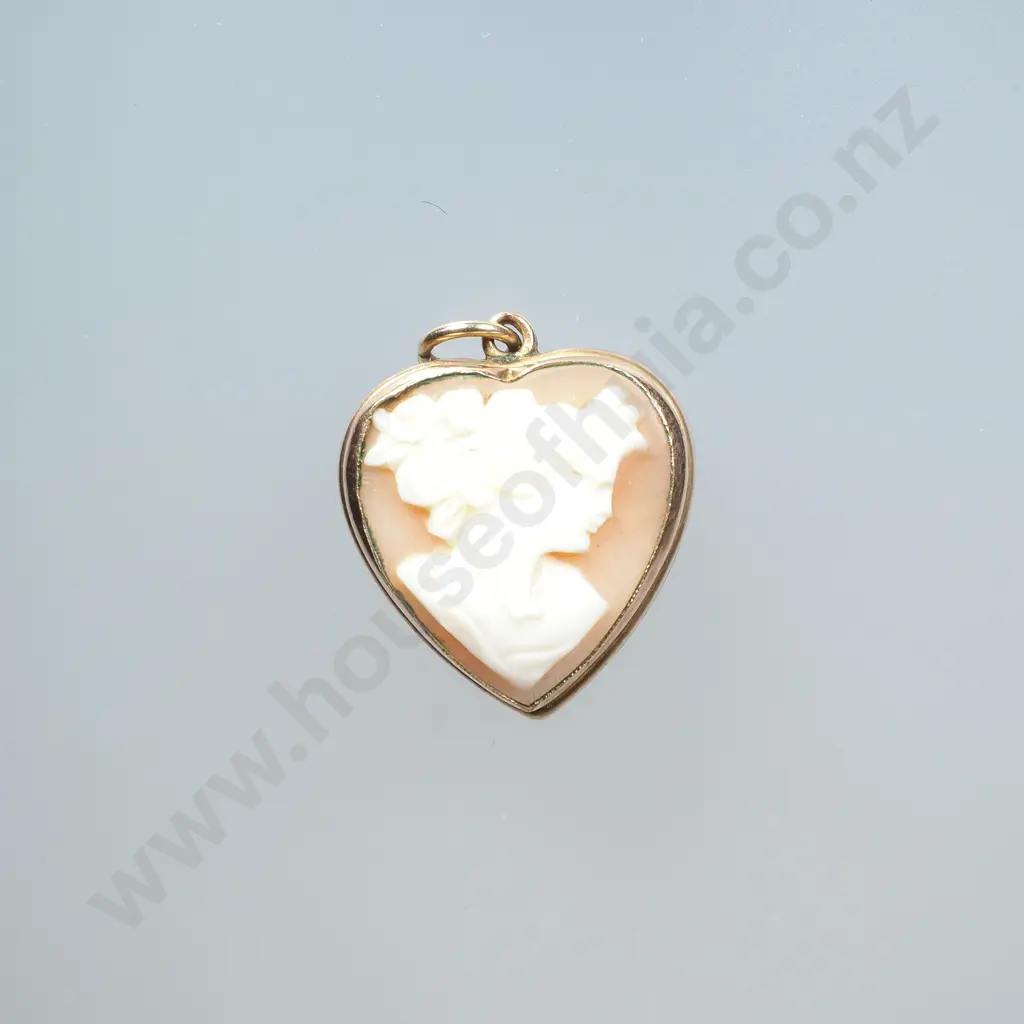 9ct Gold Lined Heart Shaped Cameo Pendant Image 1++