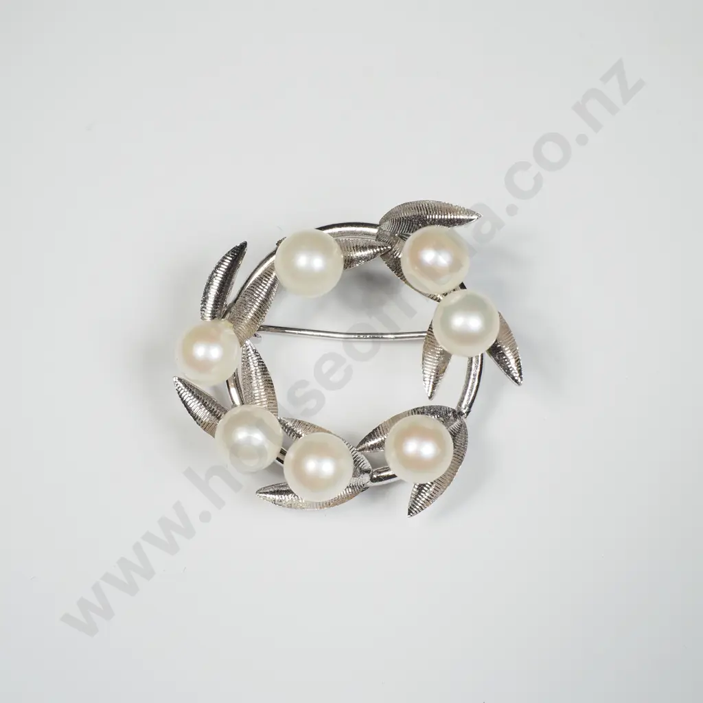Circular Leaf Silver Tone Leaf Akoya Seven Pearl Brooch Image 1++