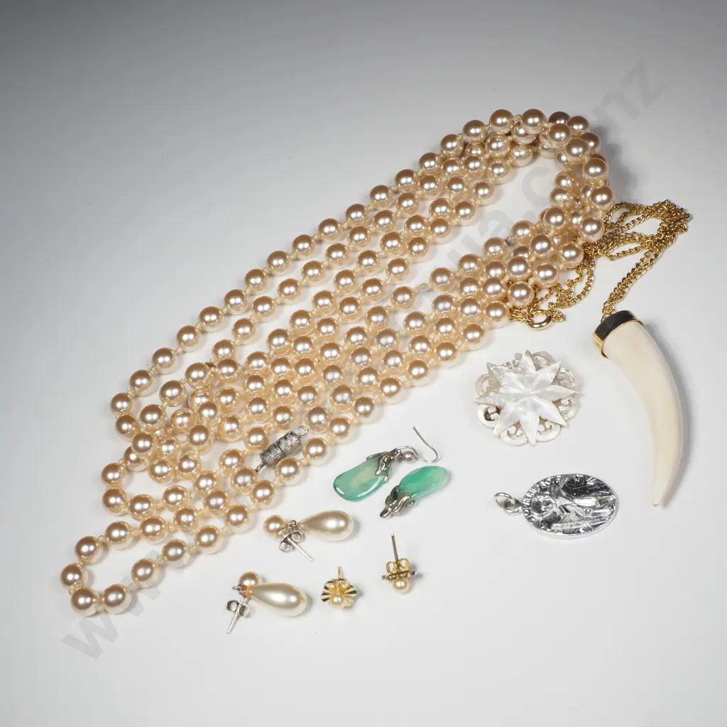 Assorted Lot of Costume Jewellery Image 1++