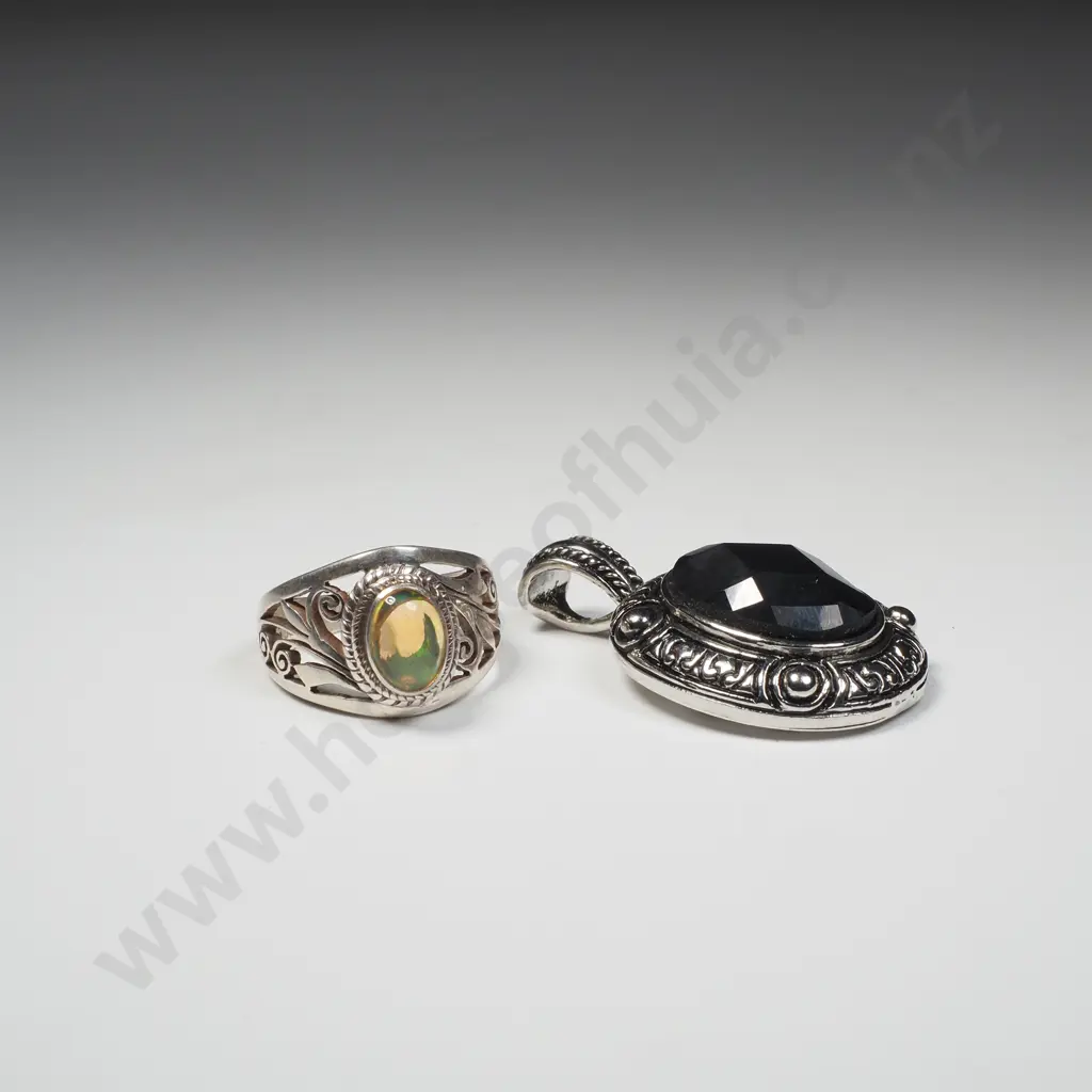 Sterling Silver Ring w Costume Pendant. Image 1++