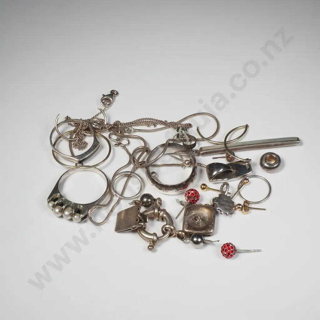 Assorted Lot of Mainly Sterling Silver Jewellery Image 1++