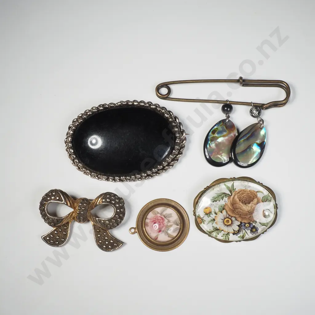 Assorted Costume Brooches Image 1++