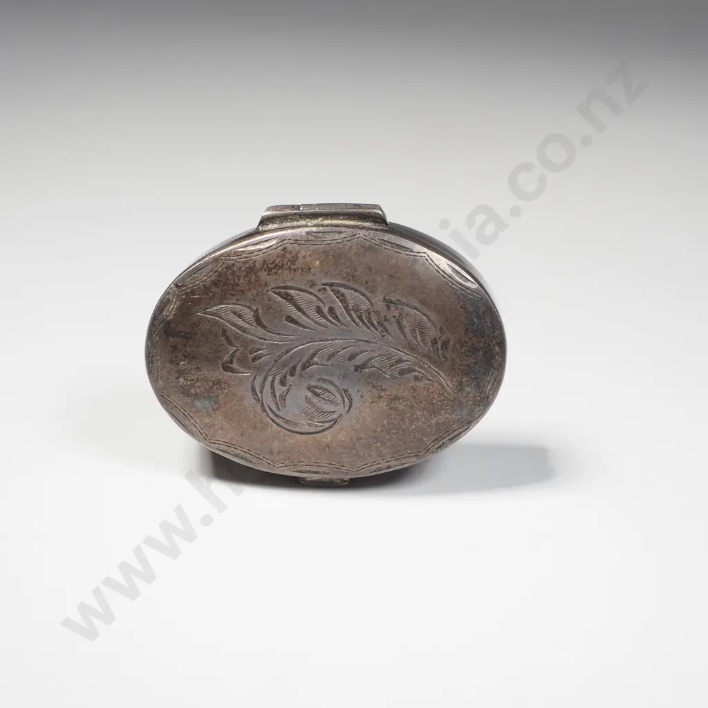 Small Sterling Silver Pill Box Containing Greenstone Carved Kiwi Image 1++