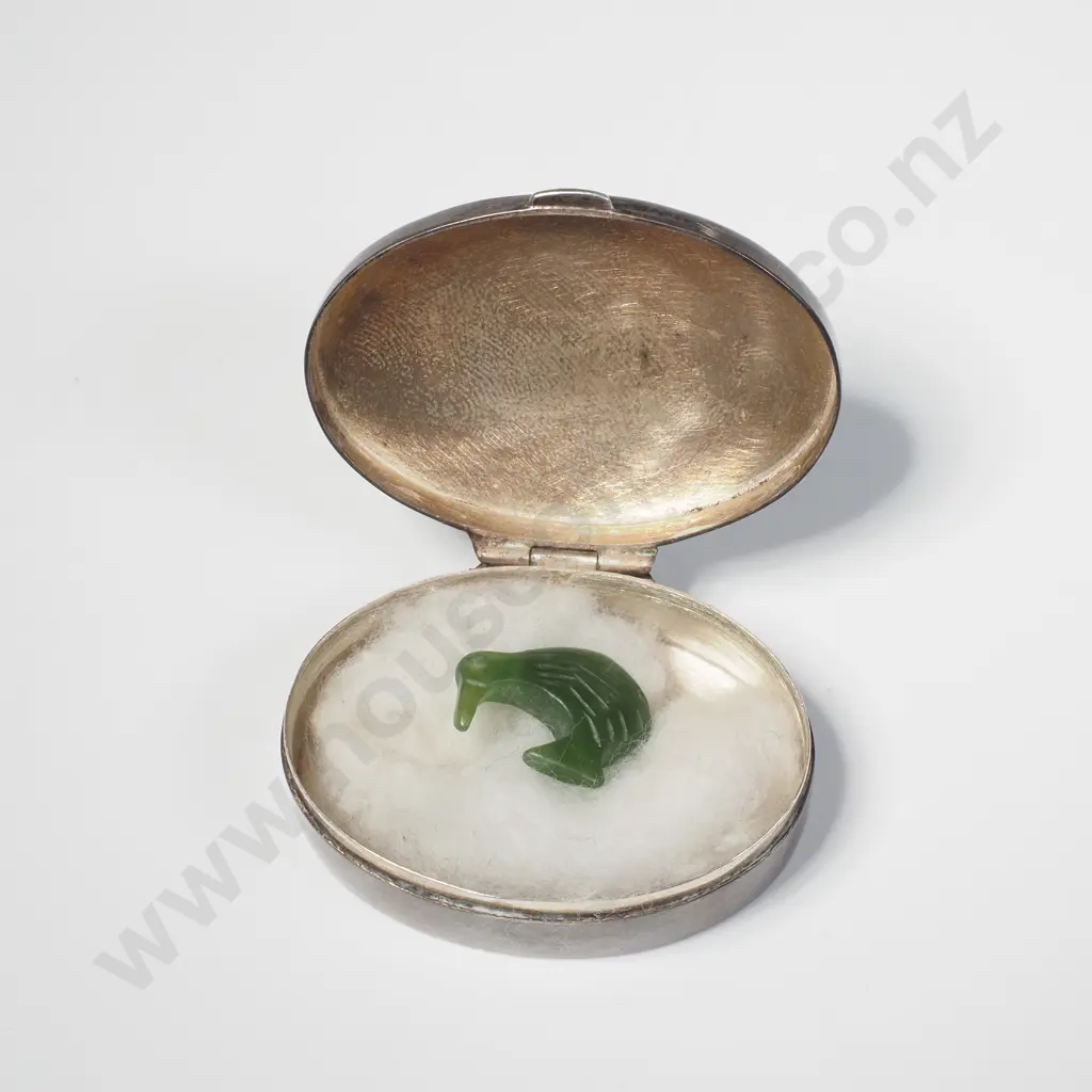 Small Sterling Silver Pill Box Containing Greenstone Carved Kiwi Image 1++