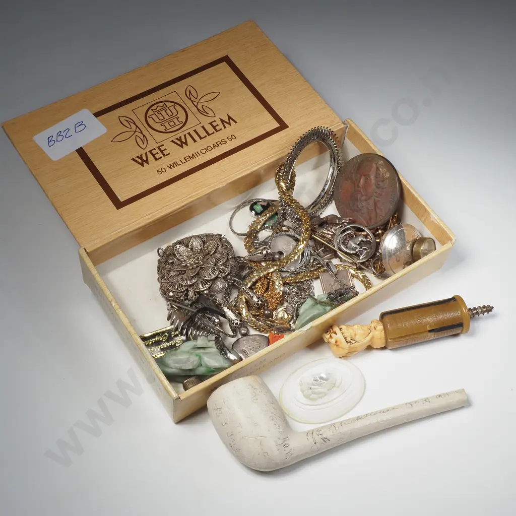 Cigar Box Containing Assorted Jewellery etc Image 1++