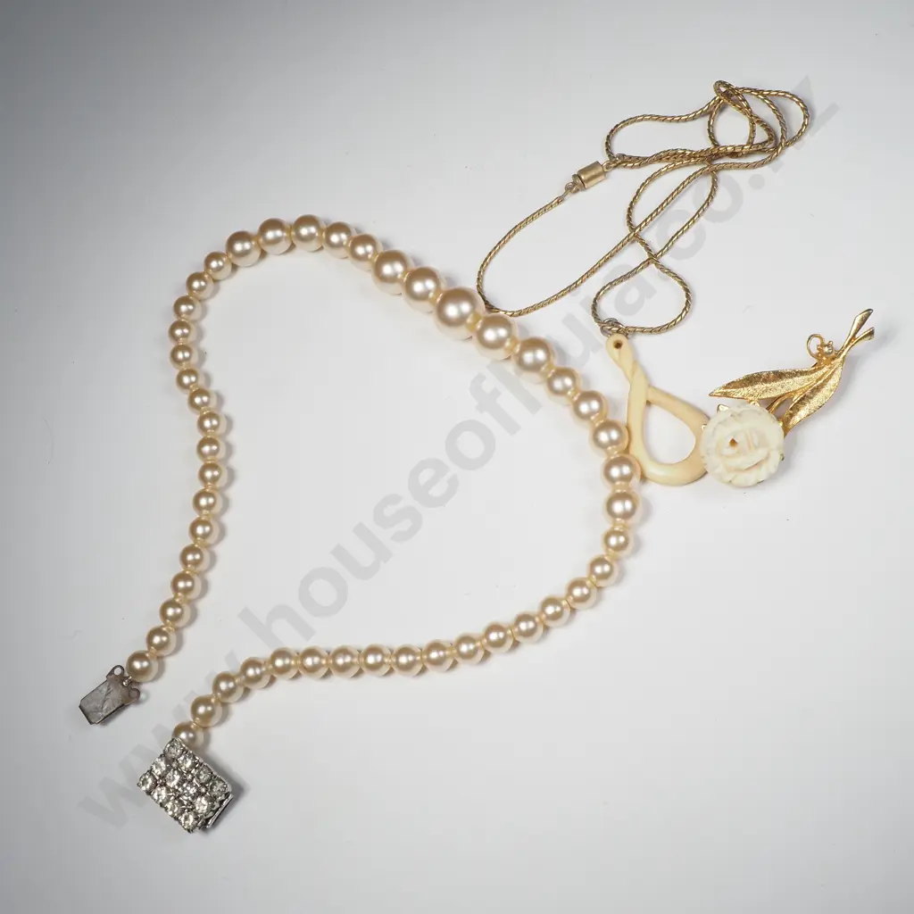 Assorted Lot of Costume Jewellery Image 1++
