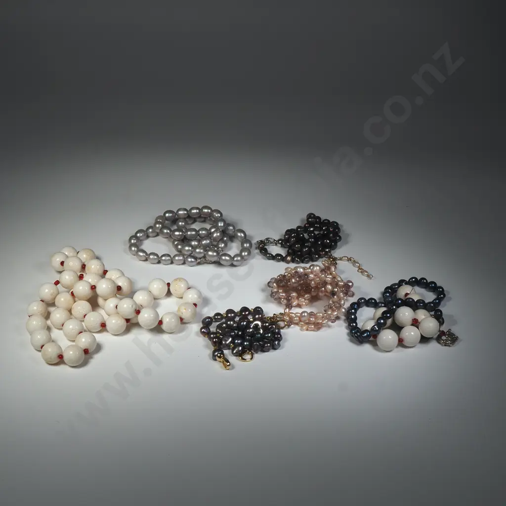 A Bag Of Mainly Pearl And Glass Beads Image 1++