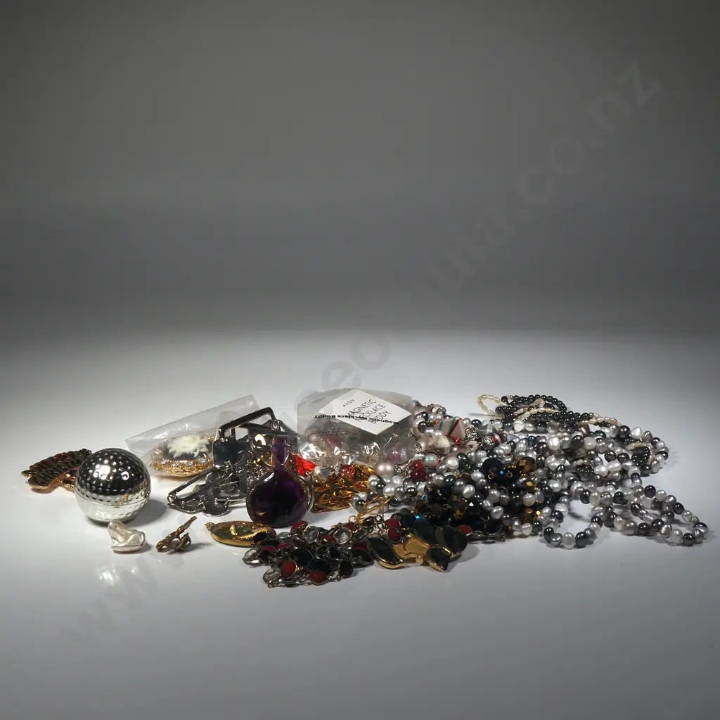 Large Collection Of Costume Jewllery Being Mainly Necklaces And Pendants Image 1++