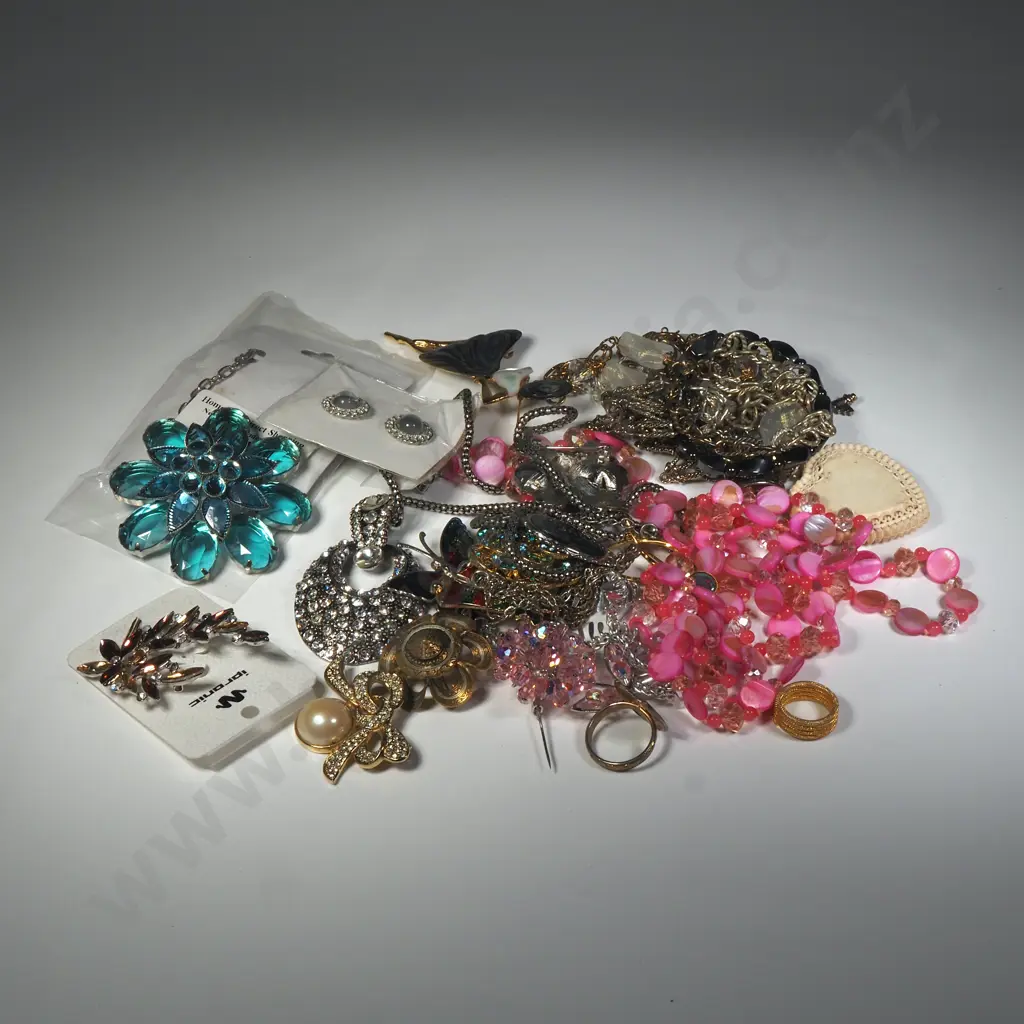 A Large Collection Of Costume Necklaces & Broaches Image 1++