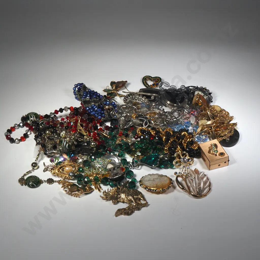 A Large Bag Of Vintage Jewellery Including Vintage Glass Beads and Costume Brooches Image 1++