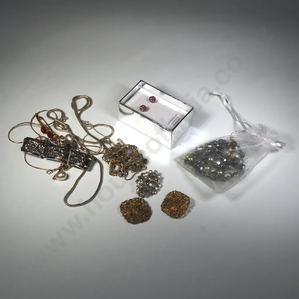 A Collection Of Costume Jewellery Image 1++