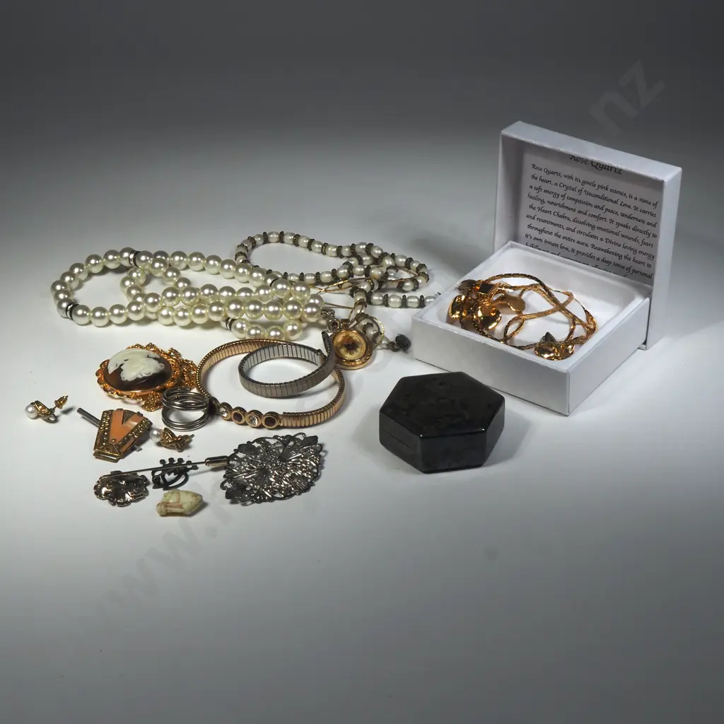 Assorted Lo of Costume Jewellery Image 1++