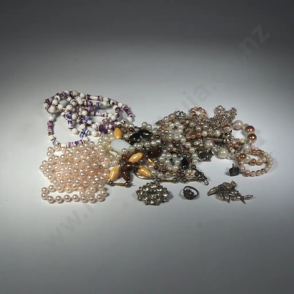 Assorted Lot of Costume Jewellery Image 1++