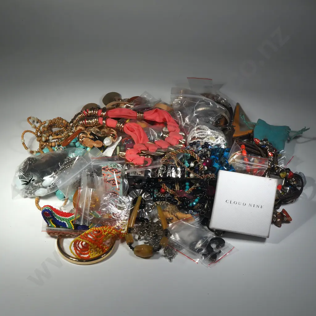 Large Quantity Of Costume Jewellery Including Bracelets, Pendants & Earring Image 1++